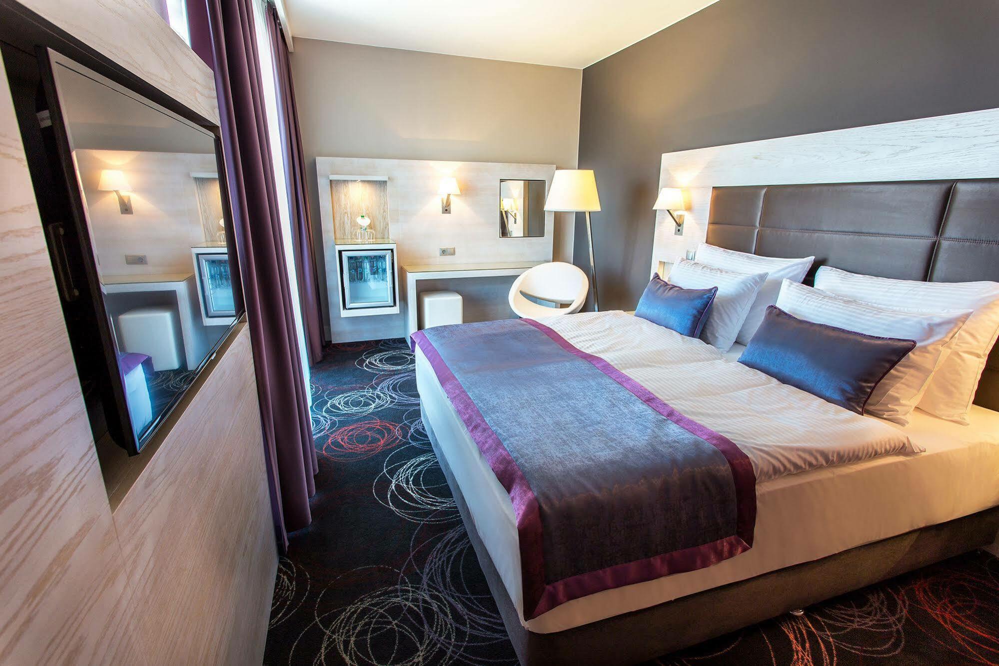Aura Hotel Adults Only บาลาตอนฟือเรด ภายนอก รูปภาพ