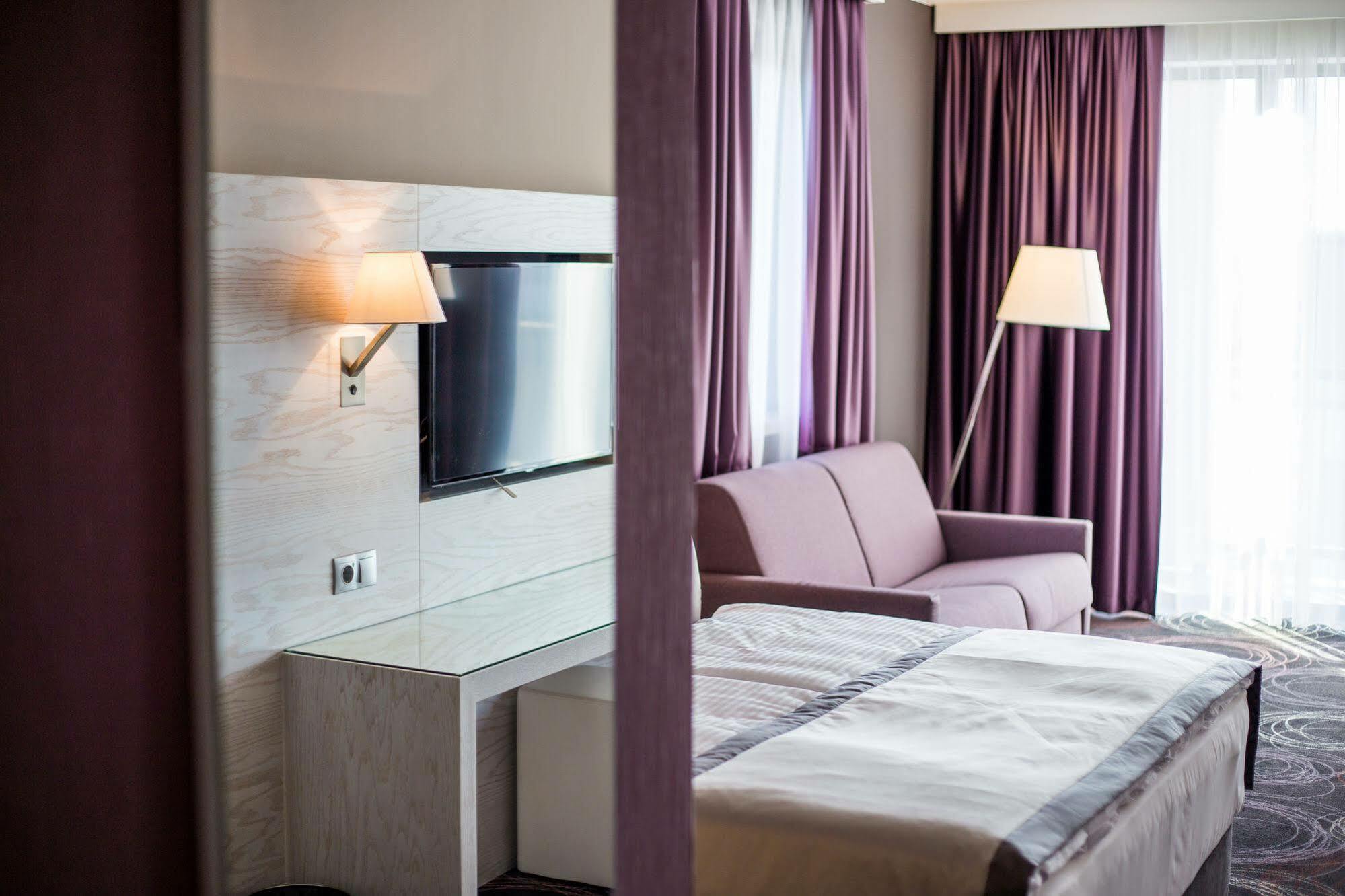 Aura Hotel Adults Only บาลาตอนฟือเรด ภายนอก รูปภาพ