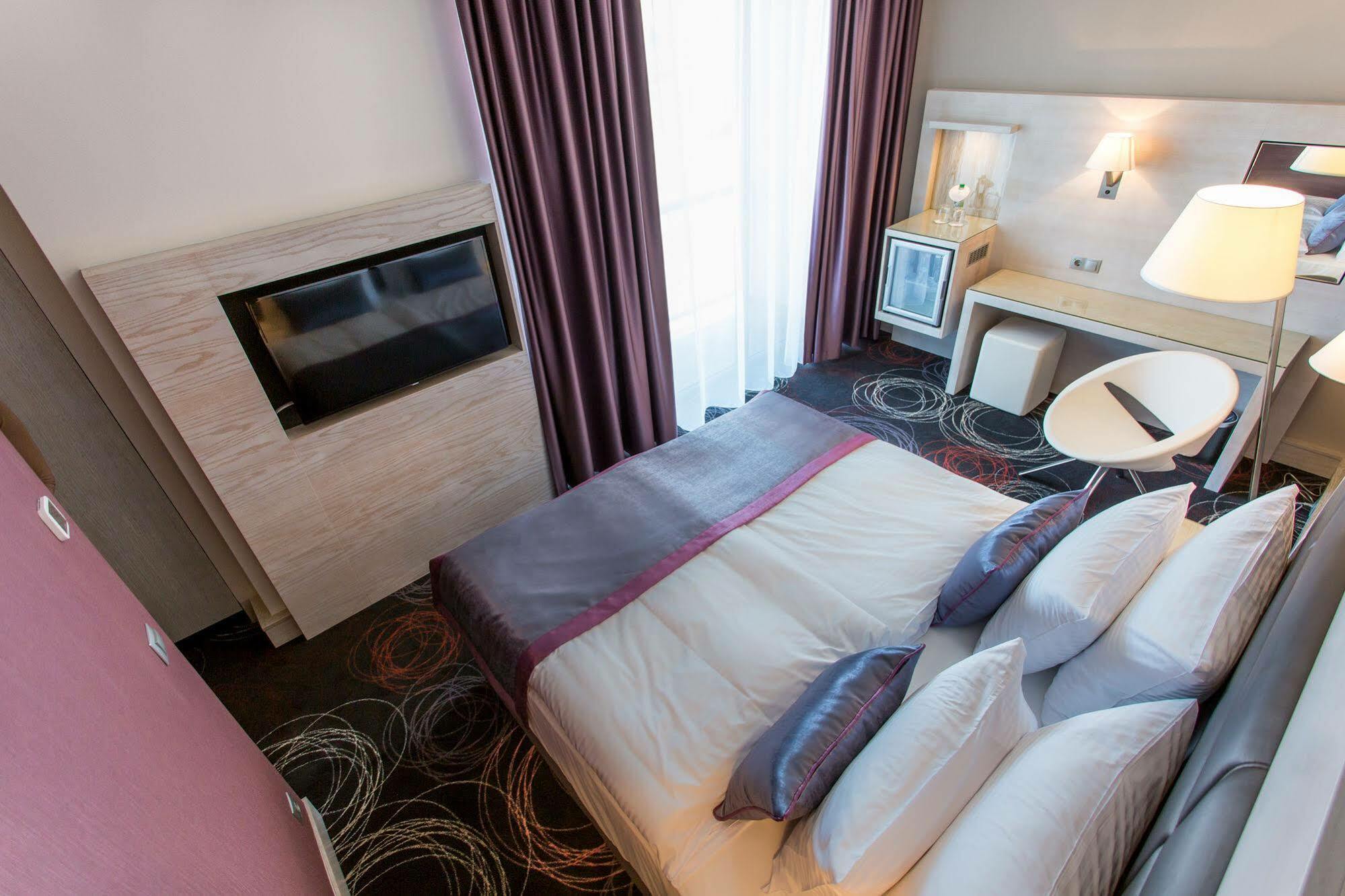Aura Hotel Adults Only บาลาตอนฟือเรด ภายนอก รูปภาพ