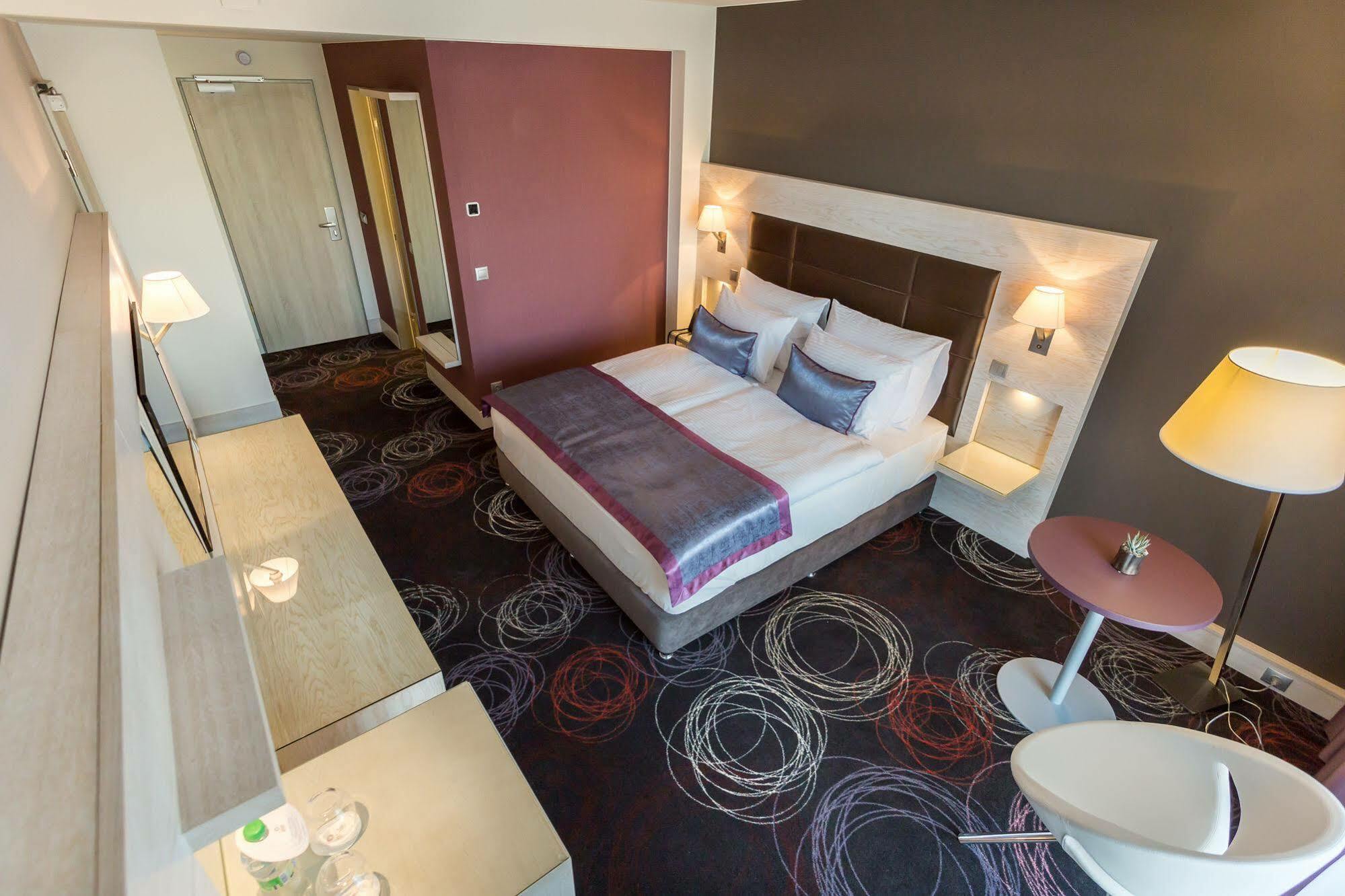 Aura Hotel Adults Only บาลาตอนฟือเรด ภายนอก รูปภาพ