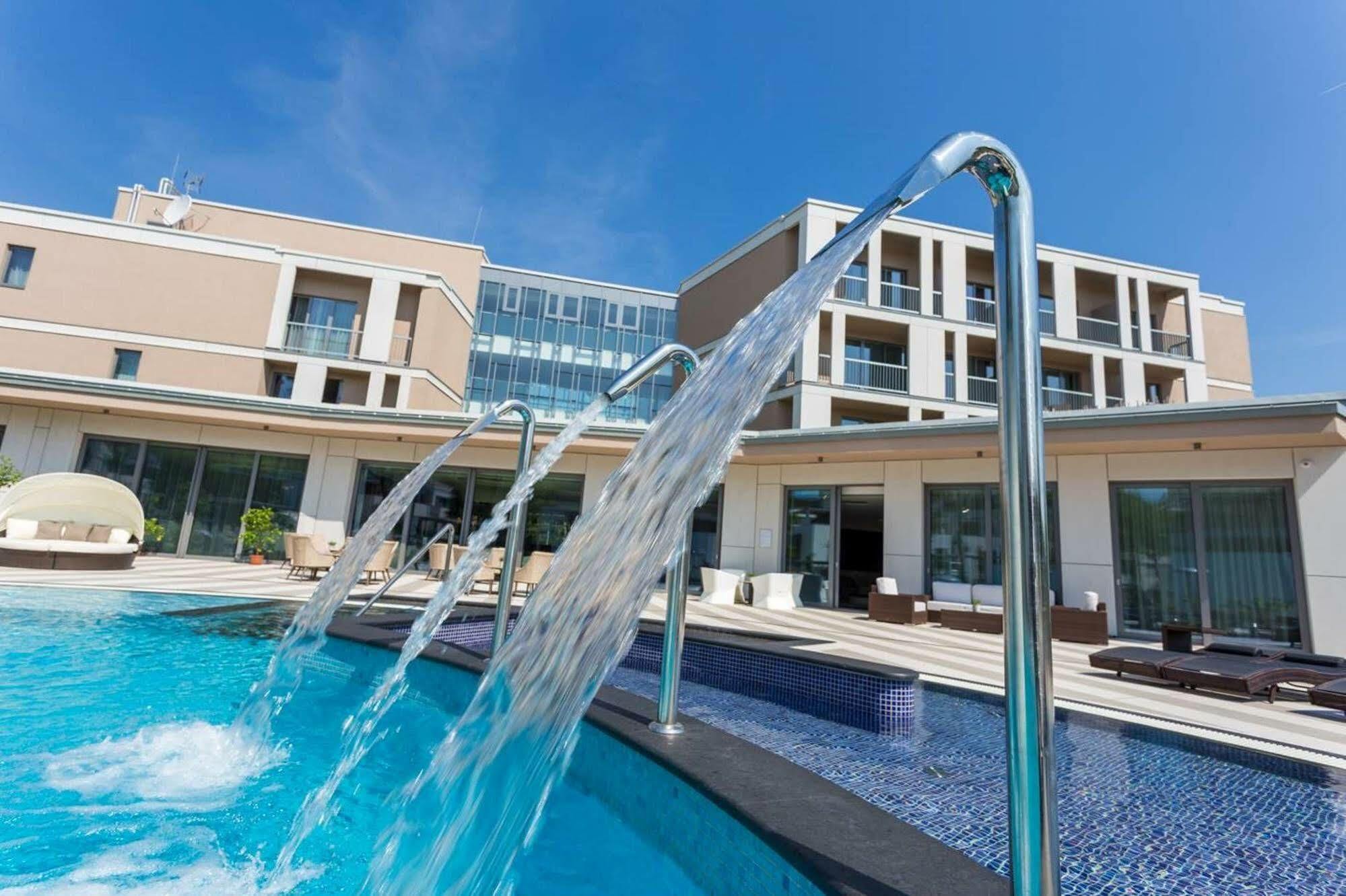 Aura Hotel Adults Only บาลาตอนฟือเรด ภายนอก รูปภาพ