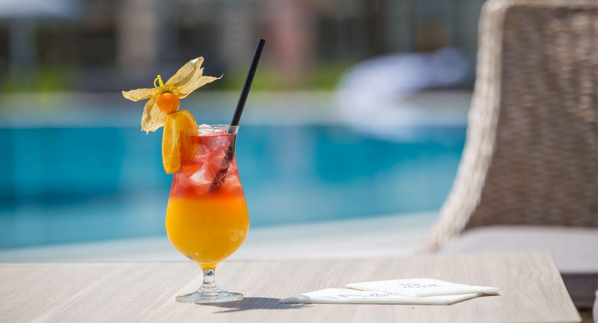 Aura Hotel Adults Only บาลาตอนฟือเรด ภายนอก รูปภาพ