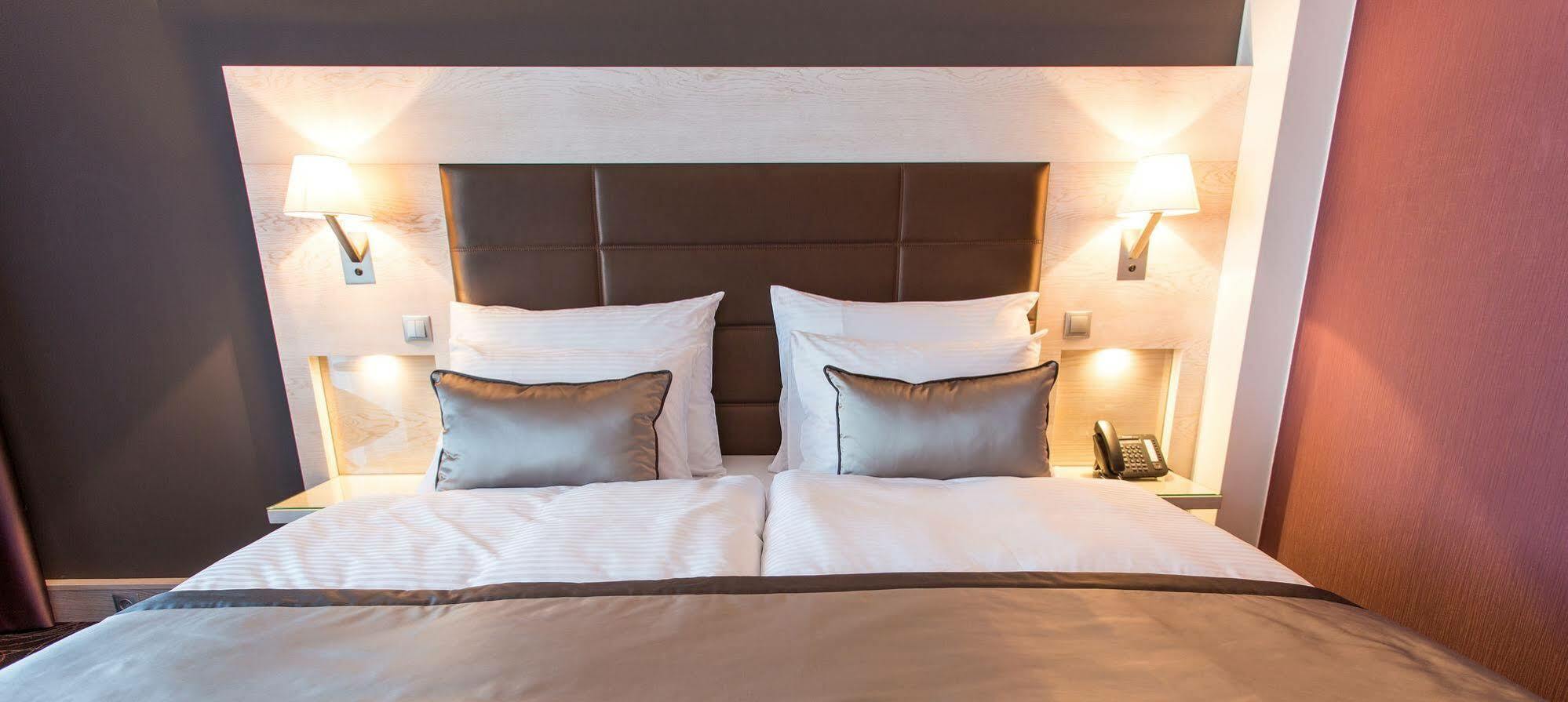 Aura Hotel Adults Only บาลาตอนฟือเรด ภายนอก รูปภาพ