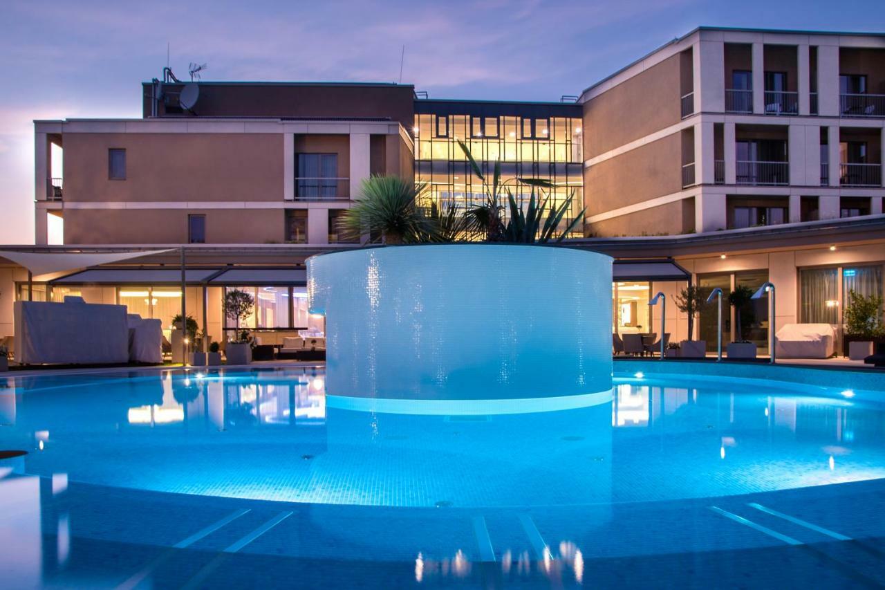 Aura Hotel Adults Only บาลาตอนฟือเรด ภายนอก รูปภาพ
