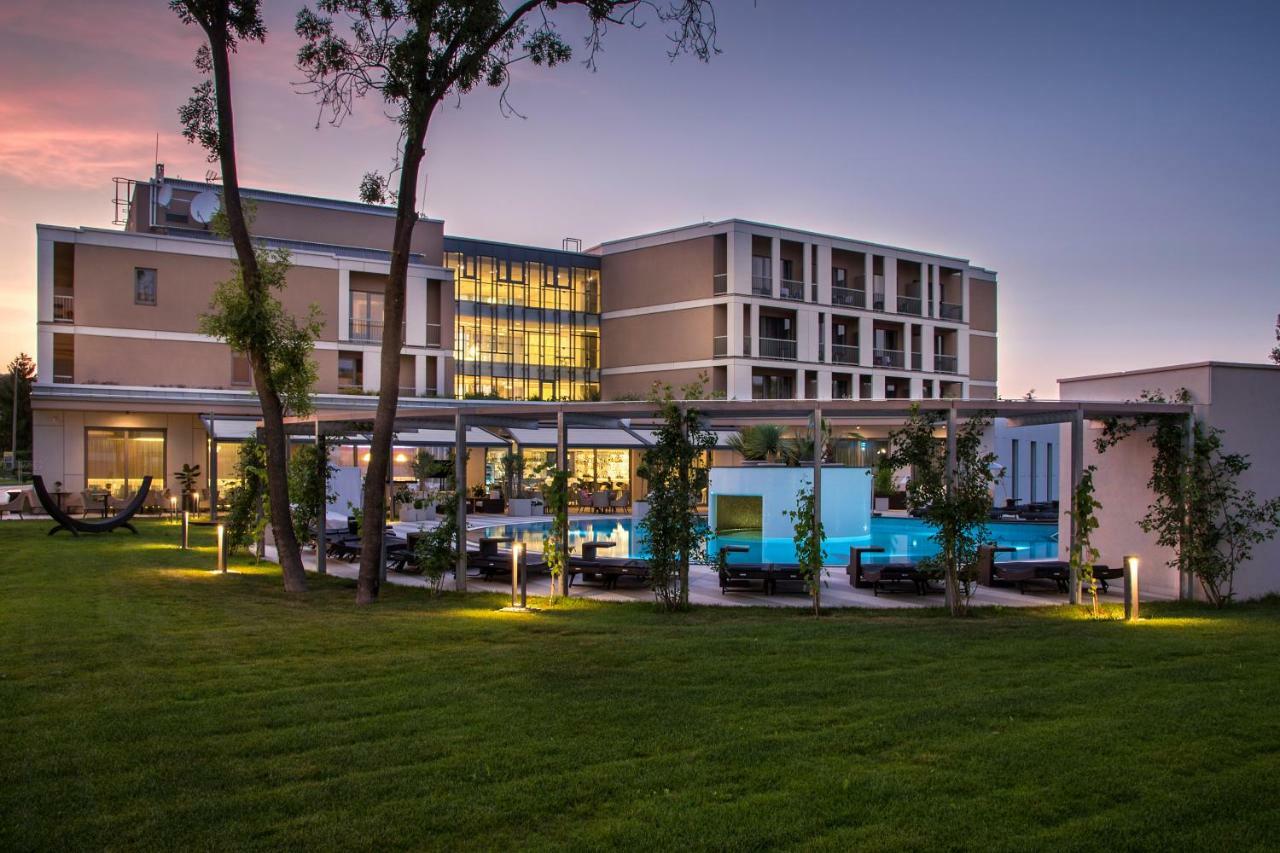 Aura Hotel Adults Only บาลาตอนฟือเรด ภายนอก รูปภาพ